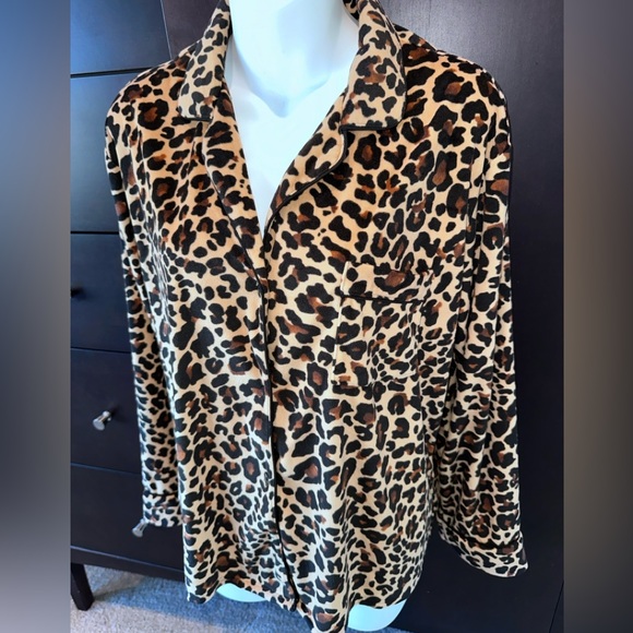Like New Donna Karan SOFT Leopard Print Pajama Button Front Top, L - Picture 3 of 7